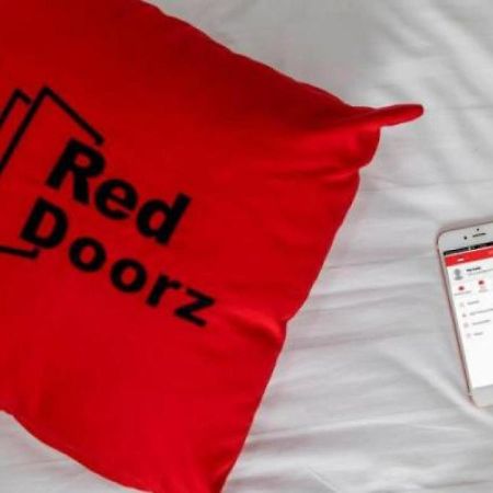 Отель Reddoorz @ Batam Center 2 Экстерьер фото