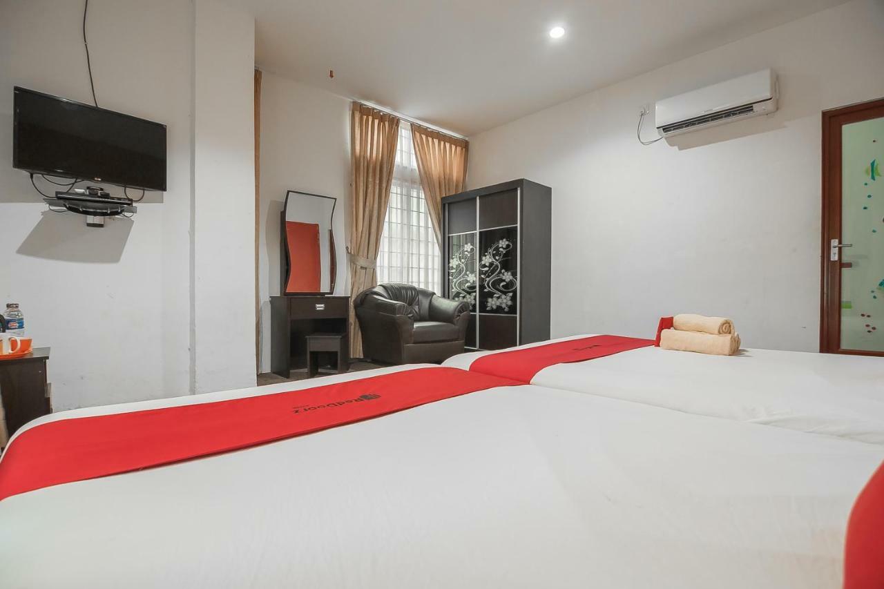 Отель Reddoorz @ Batam Center 2 Экстерьер фото